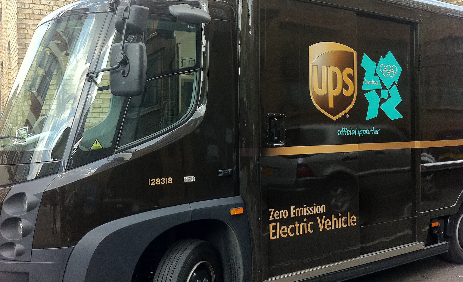 Pojazdy elektryczne w transporcie towarowym ograniczają emisję spalin i koszty dostaw miejskich