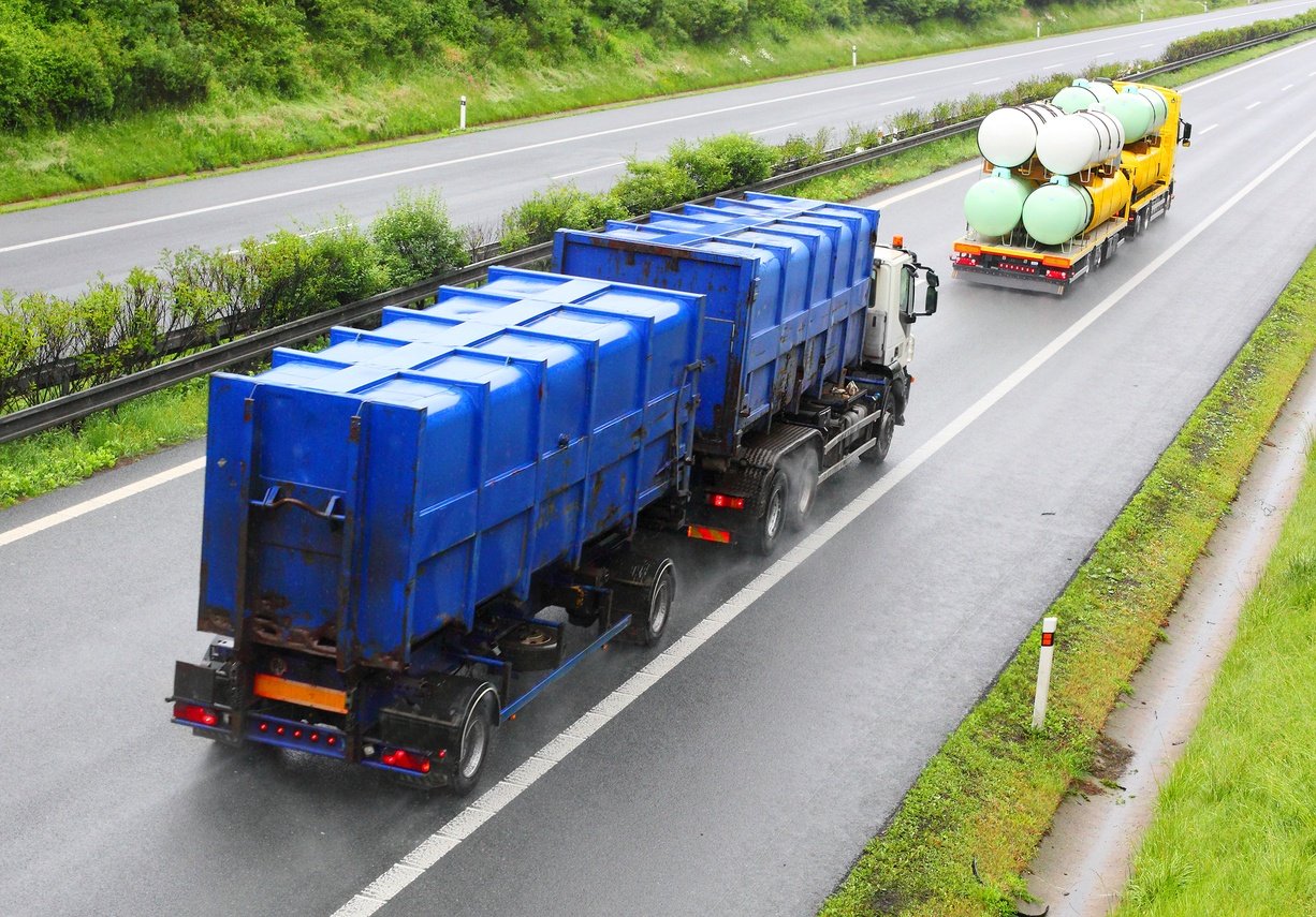 Transport materiałów niebezpiecznych ADR wymaga specjalnych pozwoleń i oznakowania pojazdów podczas przewozu