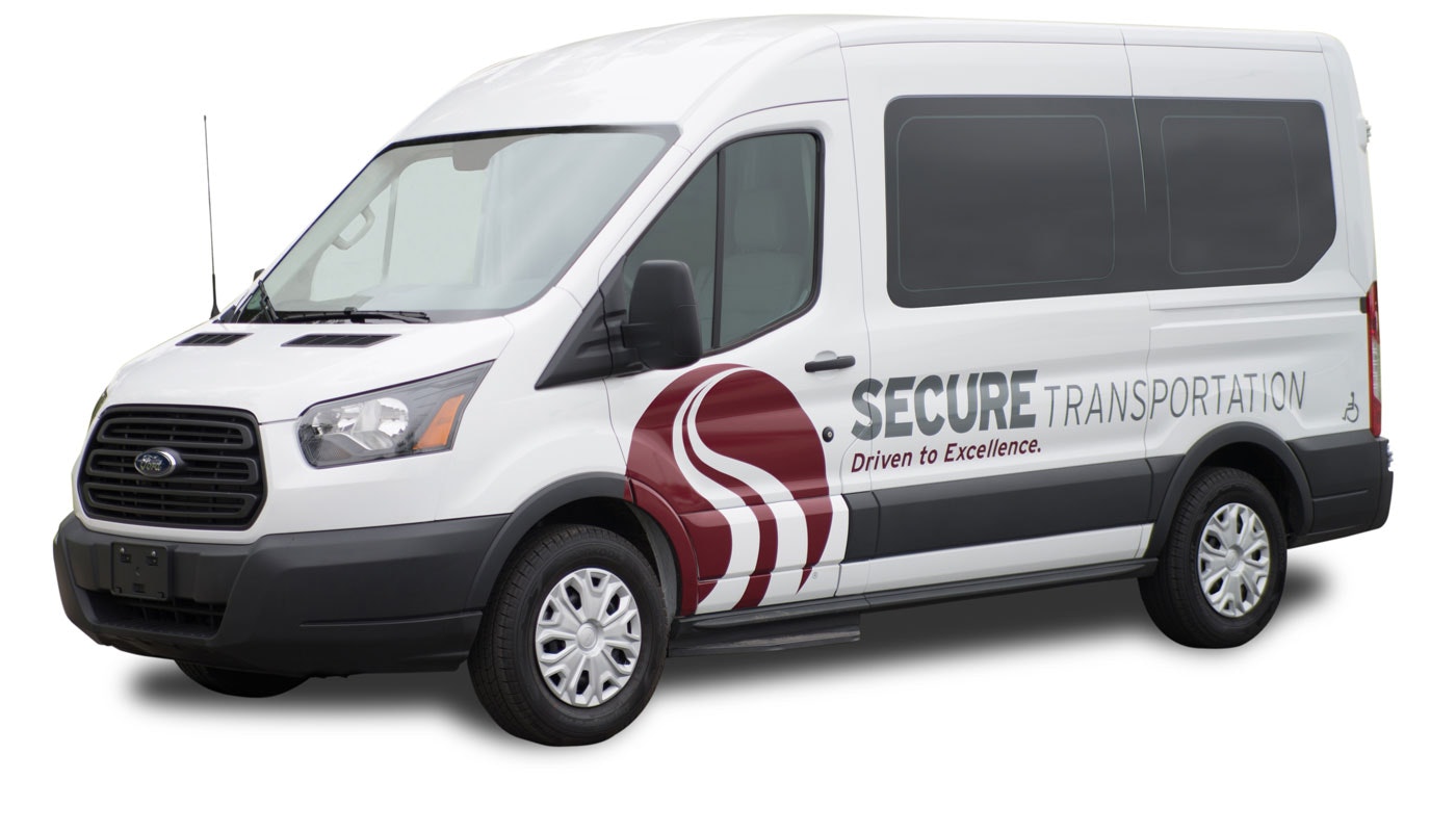 Pies tropiący wąchający paczki z dziełami sztuki w magazynie