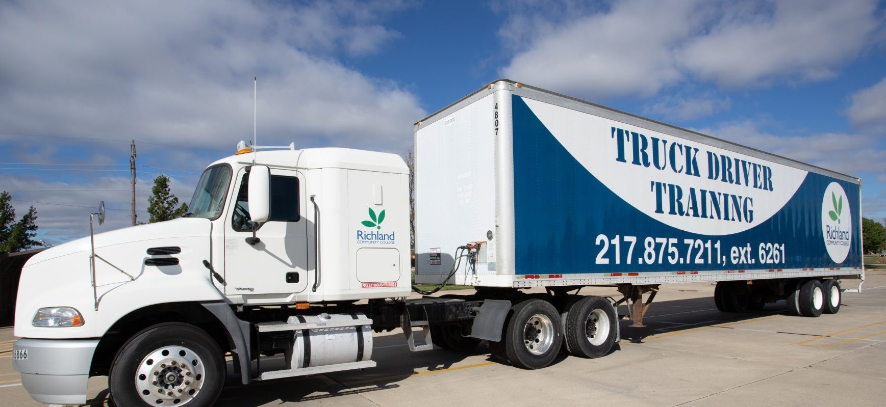 Instruktor szkolący kursanta w kabinie ciężarówki podczas jazdy autostradą