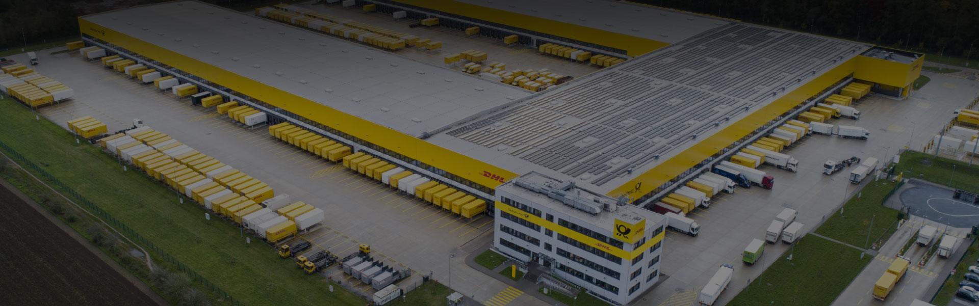 Kurierzy niosą stosy paczek przez zatłoczone ulice miasta w szczycie e-commerce