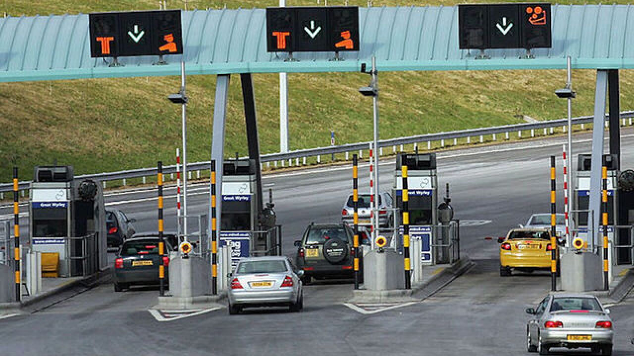 Smartfon wyświetlający aplikację e-TOLL z mapą tras i przyciskiem płatności