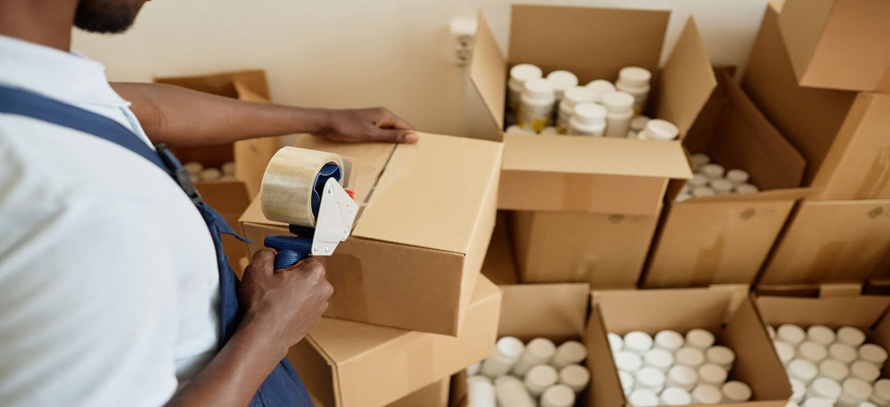 Automatyczna linia pakująca tabletki w blistry w czystej sali produkcyjno-magazynowej