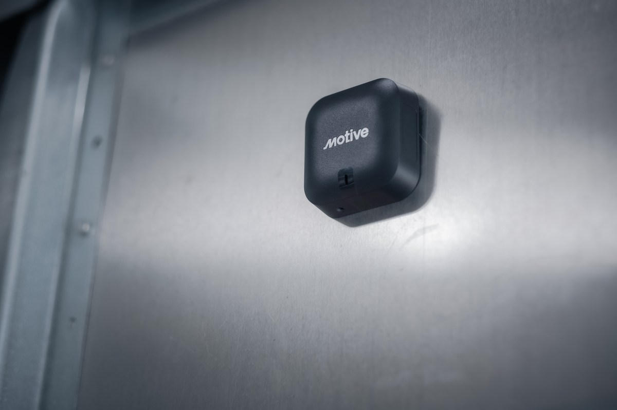 Czujniki w chłodni z mięsem spożywczym Czujniki temperatury zamontowane wśród palet z mięsem w wnętrzu kontenera chłodniczego