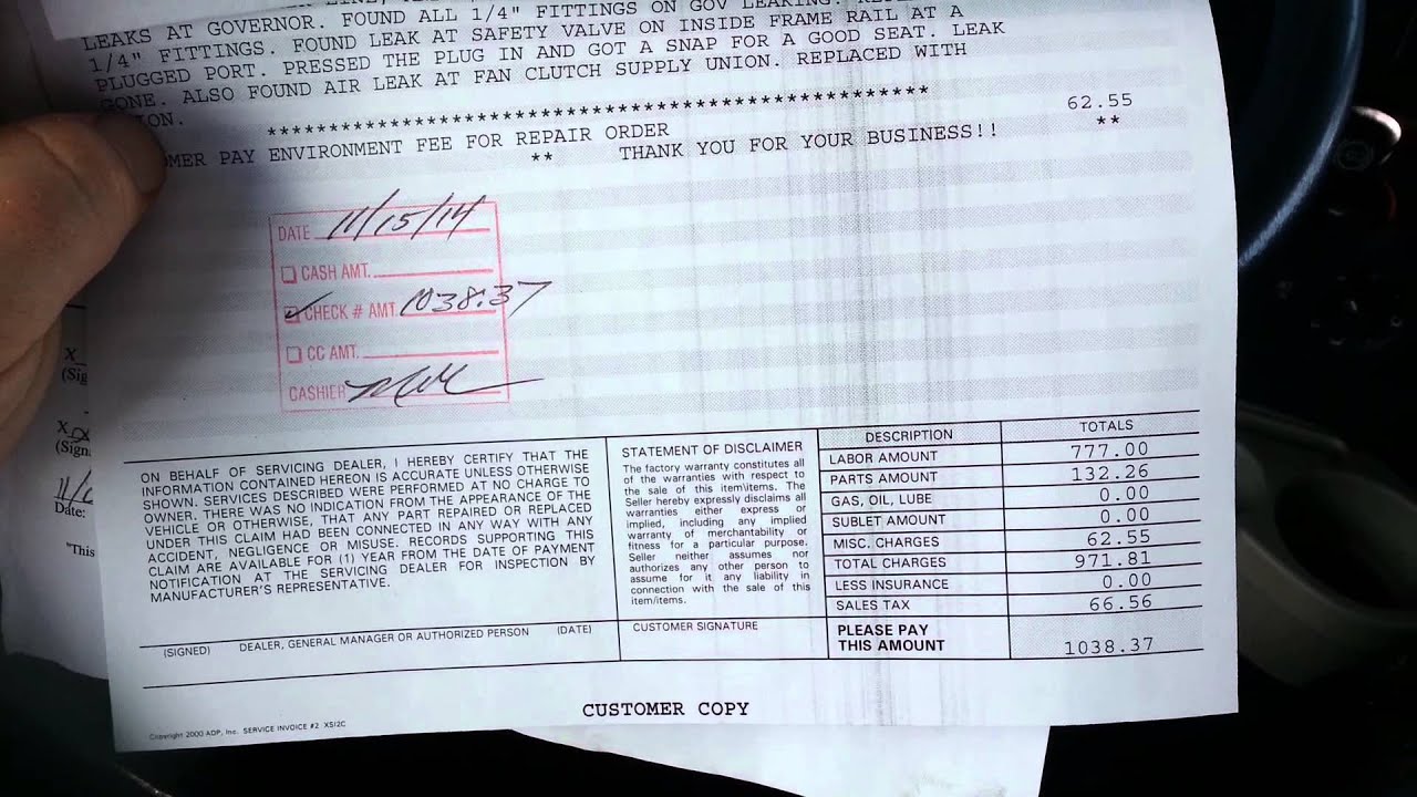 Ciężarówka jadąca autostradą z ikonami paliwa serwisu ubezpieczenia i ukrytych kosztów