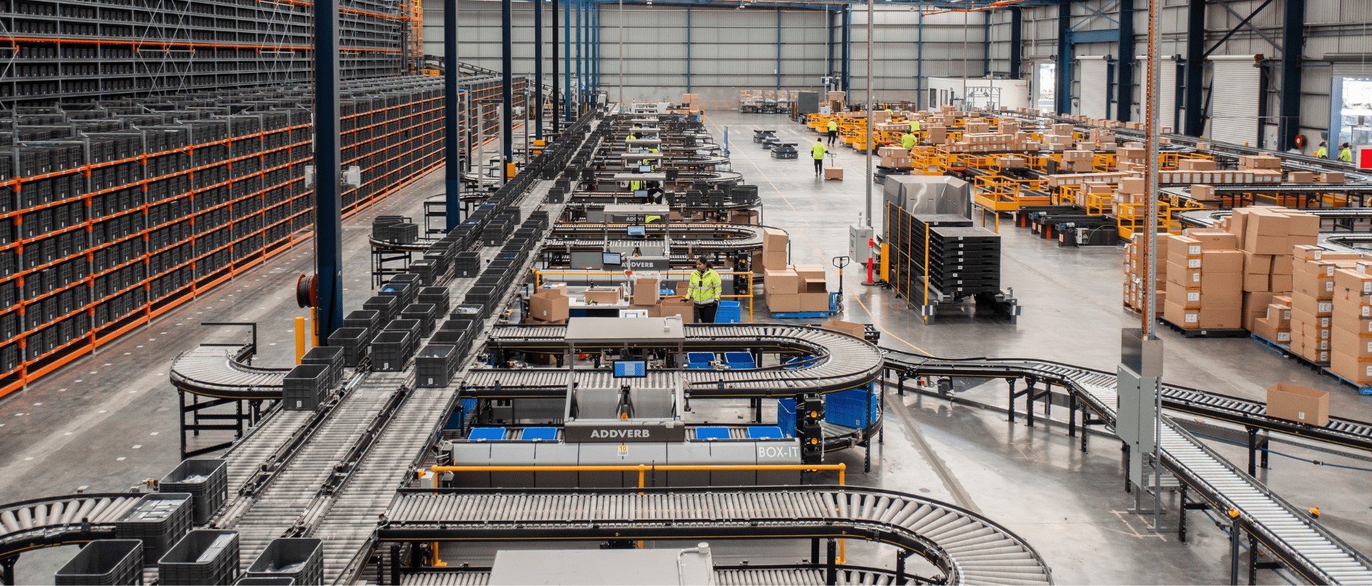 Ciężarówka chłodnicza z logo farmaceutyki zatrzymana przy bramie magazynowej