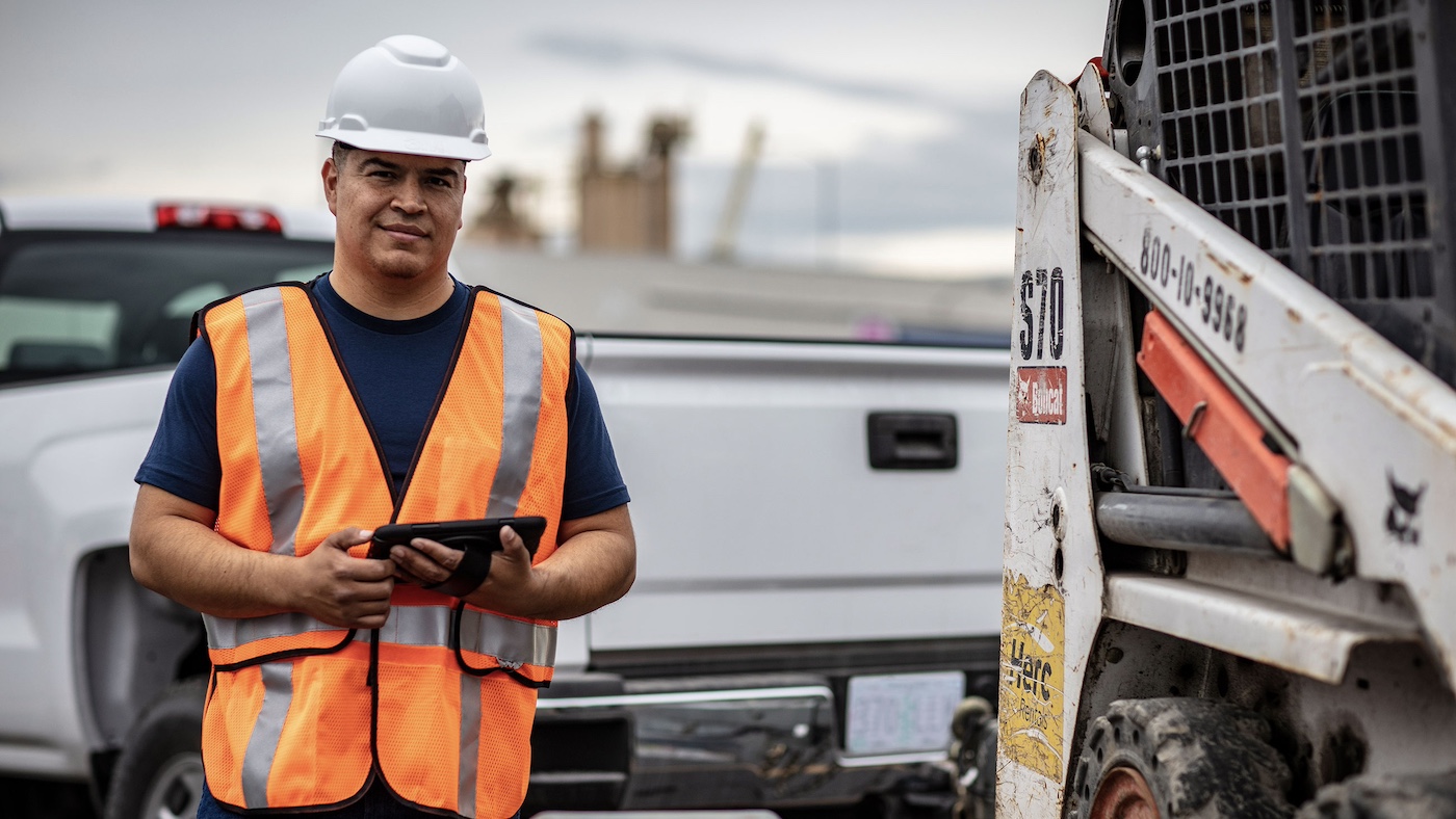 Pracownicy w kaskach szkoleniowo sprawdzają hamulce w dużej wywrotce