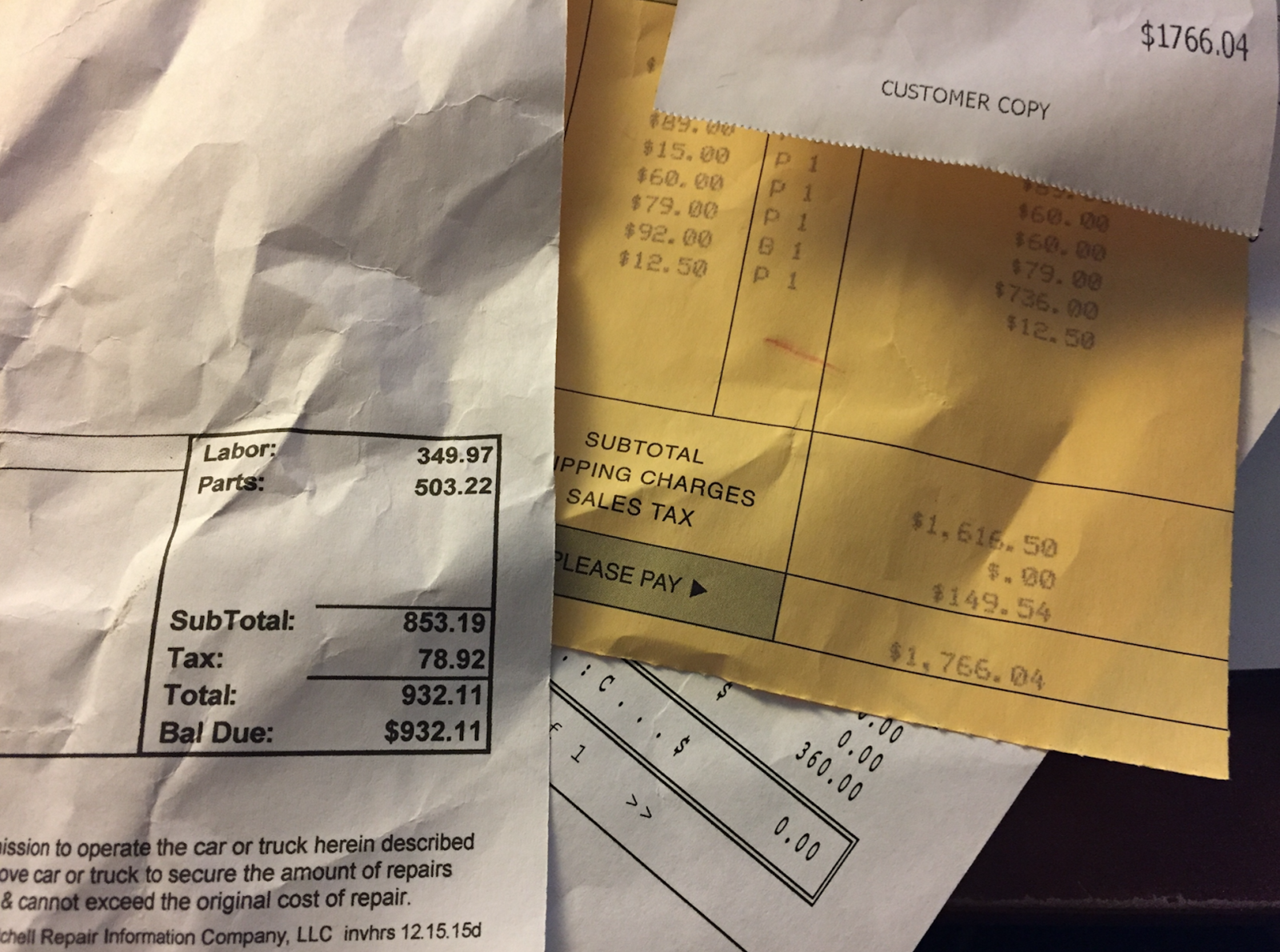 Sterta polis ubezpieczeniowych i kalkulator obok zaparkowanej ciężarówki na parkingu