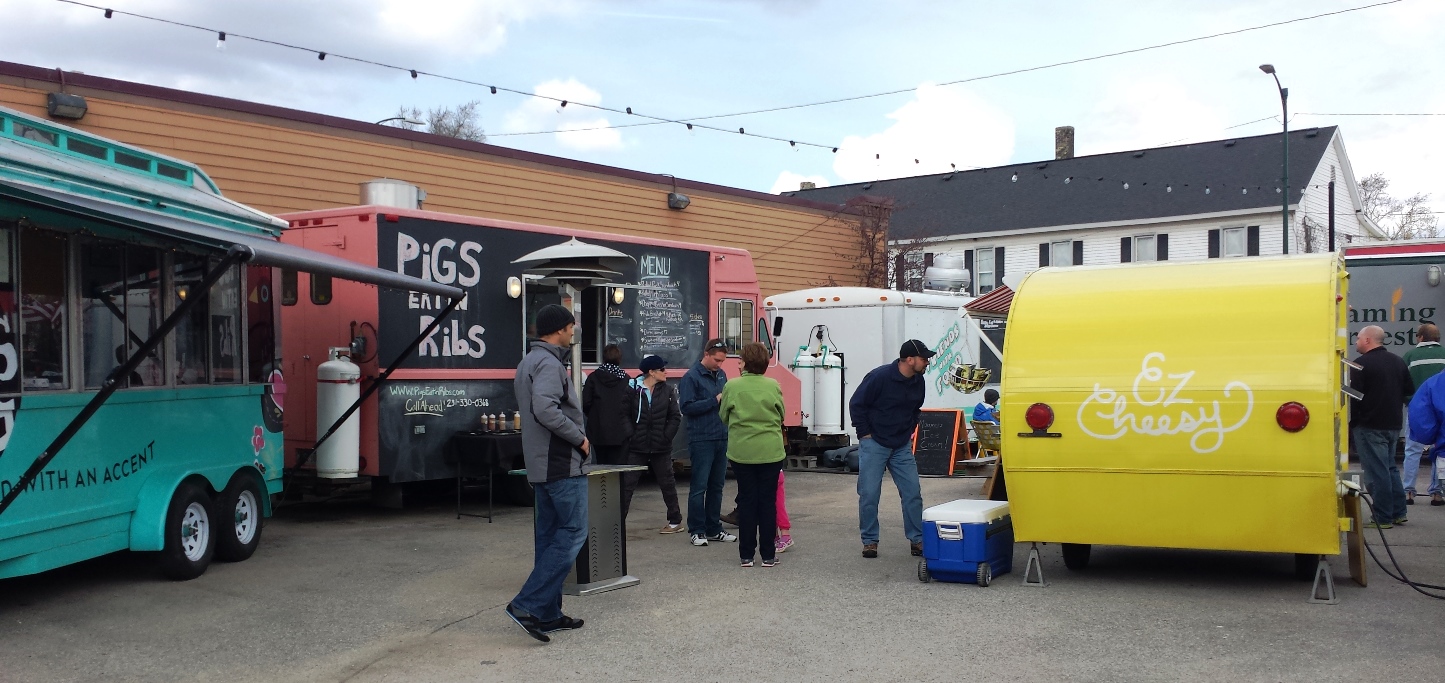 uzupełnianie paliwa w pojeździe pracownik tankujący zbiornik paliwa w food trucku
