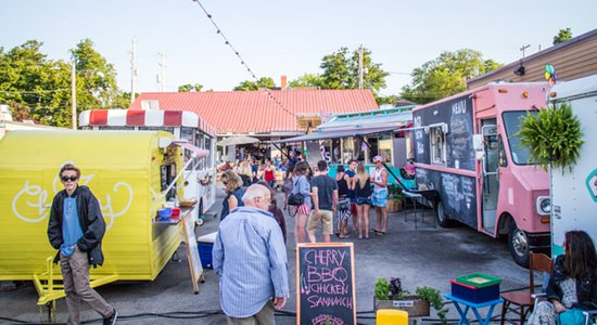 food trucky na miejskim parkingu podczas wydarzenia kulinarnego
